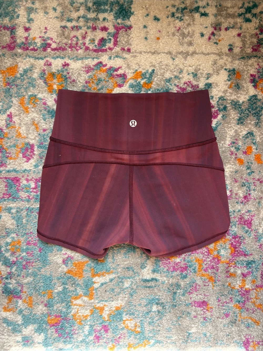Lululemon In Movement Short *Everlux 2.5" - Linear Spray Dye White Garnet